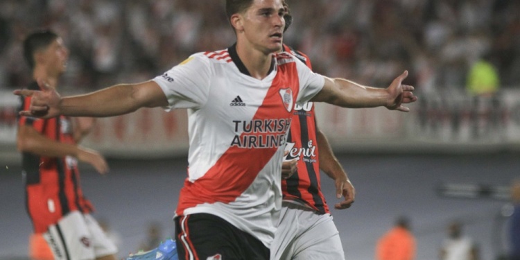 NOTICIAS ARGENTINAS BAIRES,
FEBRERO 16: Julian Alvarez de
River festeja luego de convertir
el tercer gol frente a
Patronato.FOTO NA: MARIANO
SANCHEZ