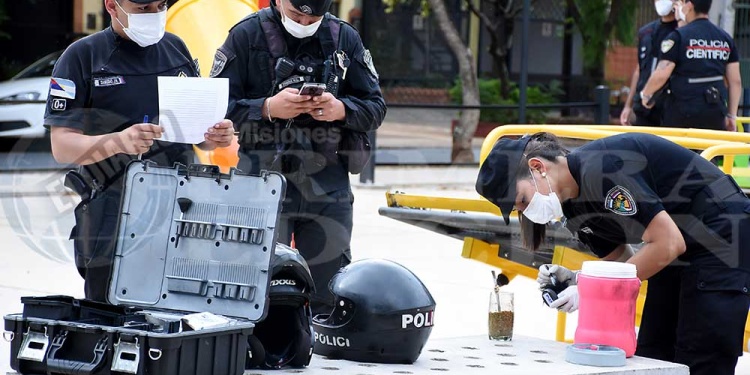 POLICÍA CIENTÍFICA. Pericias al termo y vaso de tereré en el banco de la plazoleta de la avenida Roque Sáenz Peña y calle Tucumán.