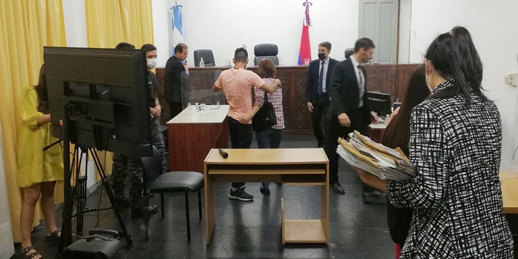 SORPRESA EN SALA DE AUDIENCIAS. El instante posterior a la lectura del fallo y liberación, fue el abrazo y llanto del acusado con su madre.