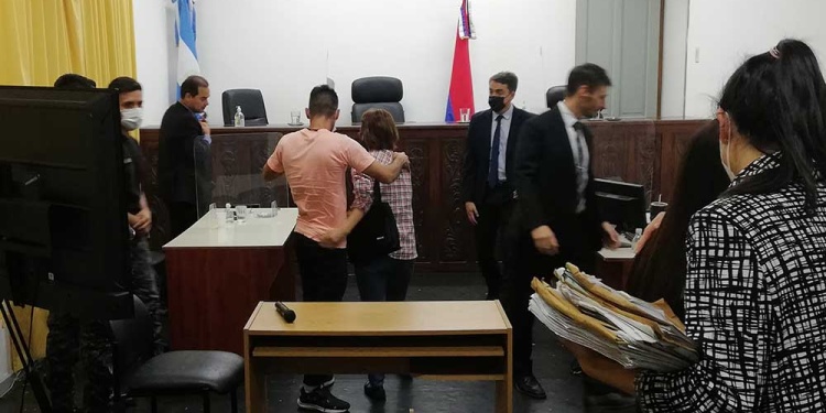 SORPRESA EN SALA DE AUDIENCIAS. El instante posterior a la lectura del fallo y liberación, fue el abrazo y llanto del acusado con su madre.