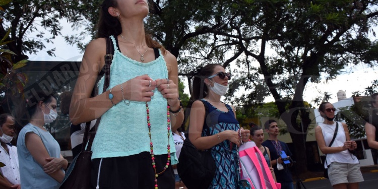 POR LA PAZ. Un grupo de jóvenes realizó una oración por el pueblo ucraniano frente a la Parroquia San Vladimiro.