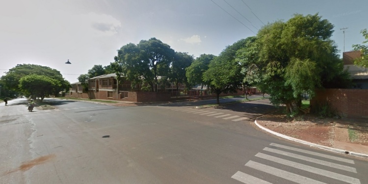 CRUCE DE AVENIDAS. Frente a la Escuela 53 “Bartolomé Mitre”la menor fue interceptada por un automóvil oscuro con vidrios polarizados y los cinco abusadores a bordo.