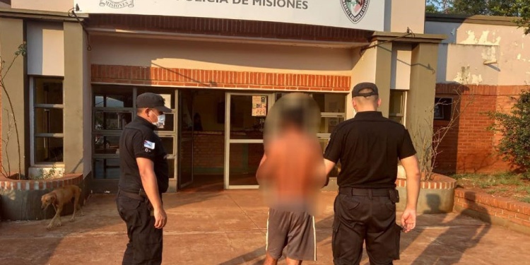 DETENIDO. El sospechoso fue ubicado en el monte con un machete.