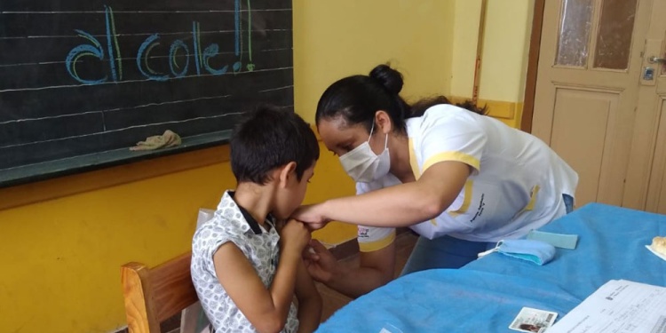 ALMAFUERTE. Operativo de vacunación contra el COVID-19 en las escuelas.