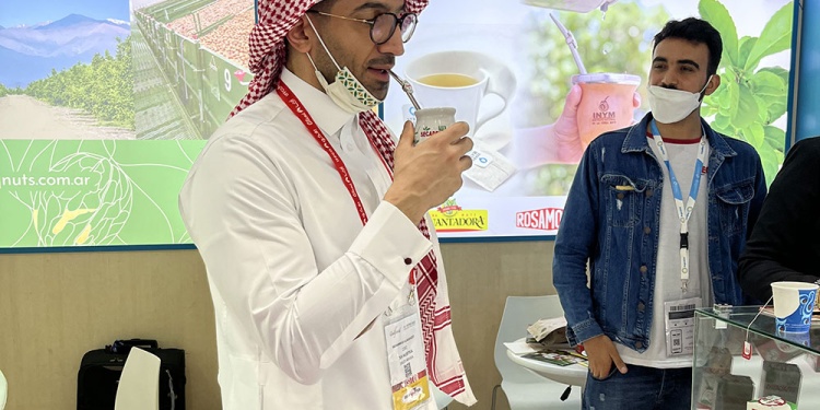 DEGUSTACIÓN. Numerosas personas se sumaron al stand de la yerba mate argentina para probar la infusión.