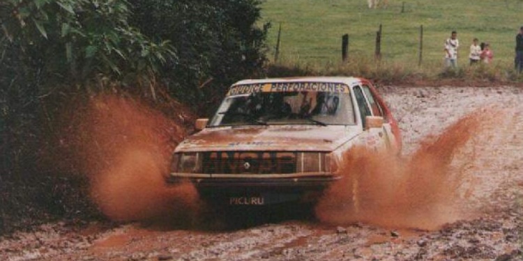 INOLVIDABLE. El Renault 18 de Rosiak y Tomas, en la edición inaugural de 1998 (Prensa AMPyNaR)