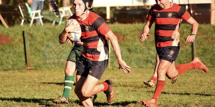 AL TRY. Marcelo Bogado se va solo rumbo al ingoal de Lomas, mientras Bruno Báez disfruta la nueva conquista.