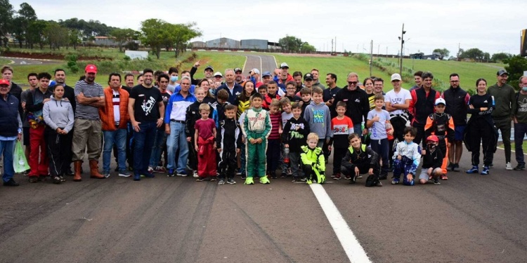 CUADRO LLENO. Los 105 pilotos inscriptos para esta primera fecha posaron en la recta principal del Rosamonte.