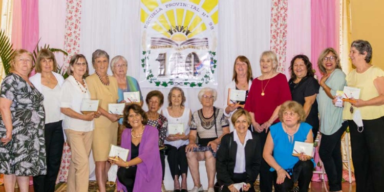 UNIDAS. La comunidad brindó un reconocimiento a las maestras que formaron generaciones de profesionales.
