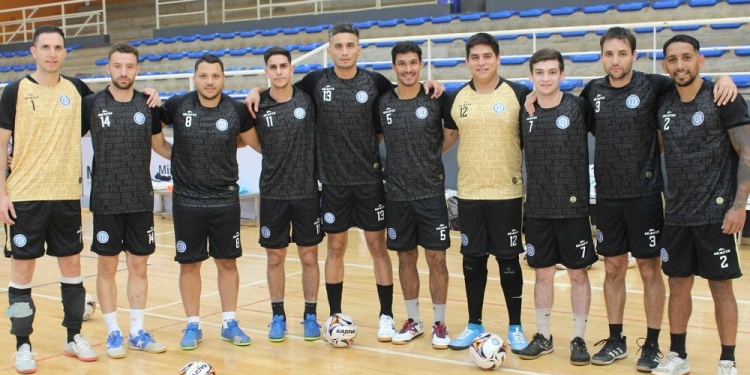 MOVIMIENTO. Humada (11), Verón (5) y Gómez (2), los convocados locales, junto a los que se sumaron para el primer ensayo de ayer , Vera (12) y Kottvich (7).