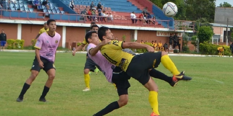 PIRUETA. Ernesto “Pinti” Álvarez, con la mirada puesta en la pelota, intenta realizar un maniobra para sacarse de encima la pegajosa marca de un rival.