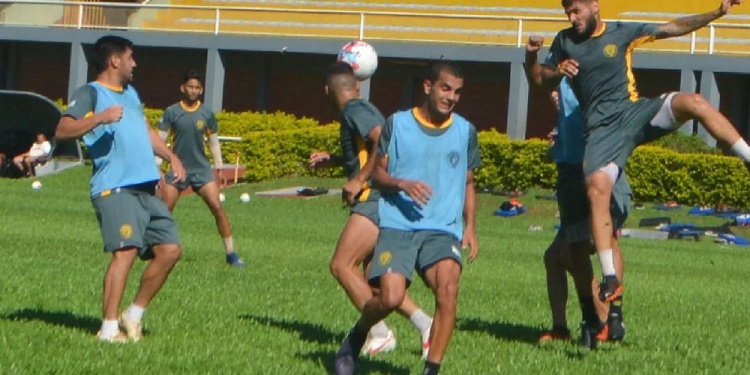 DESPEJE. Intensa fue la práctica de fútbol de Crucero, ayer en Santa Inés (Prensa Crucero)