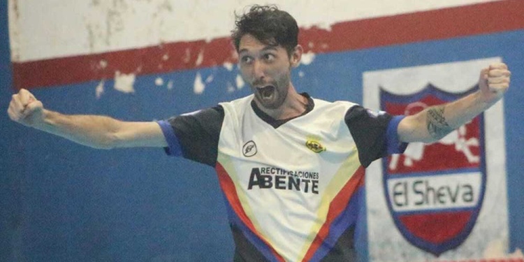 SE GRITA FUERTE. Posdeley y el festejo para Corona, que se sumó a la pelea.