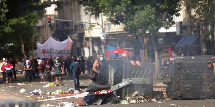 zzzznacp2NOTICIAS ARGENTINAS BAIRES, MARZO 10: En las inmediaciones del Congreso se registraron incidentes en el marco de una protesta contra el acuerdo con el Fondo Monetario Internacional, mientras los legisladores debaten el proyecto. Foto NA: DANIEL VIDESzzzz