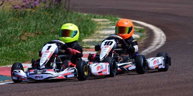 PISTA OCUPADA. La categoría Estándar, antes de largar la final, con casi 30 máquinas. La emoción del karting volvió el finde a la tierra colorada.