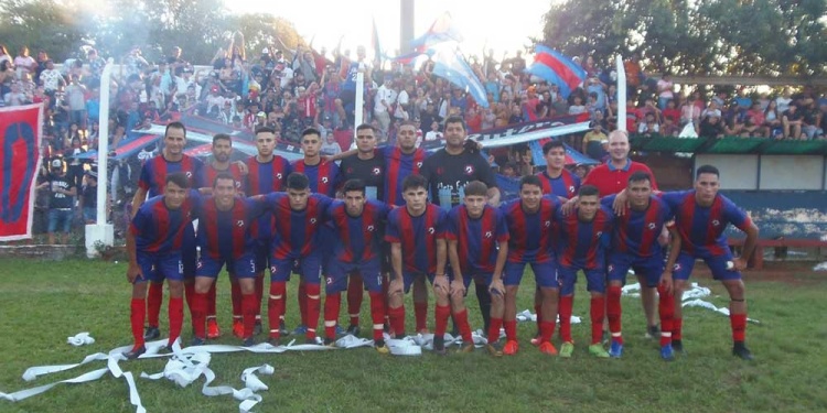 CAMPEONES. El plantel que se consagró, con su gente de fondo. Vicov volvió al primer plano del fútbol eldoradense.