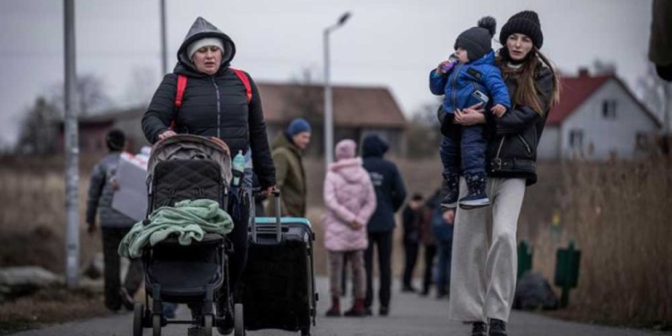 EN REFUGIO. Refugiados de Ucrania atraviesan la frontera hacia Polonia.