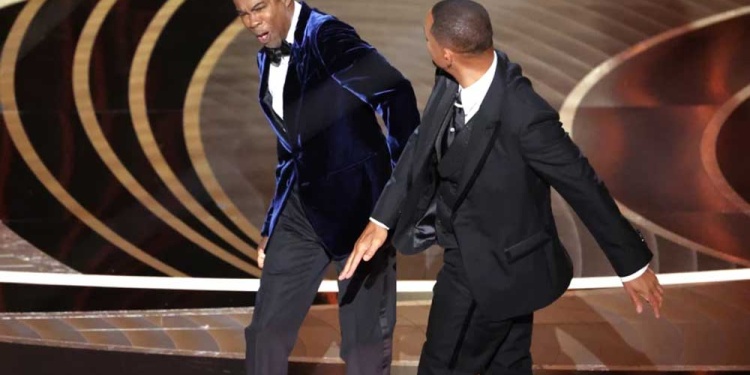 Will Smith abofetea a Chris Rock en el Teatro Dolby de Hollywood.(Myung Chun/Los Angeles Times)
