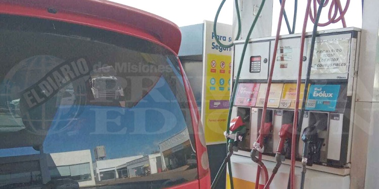 MEDIDAS. Las estaciones de servicio aplicaron cupos en cantidad de litros y un precio diferencial a clientes extranjeros.