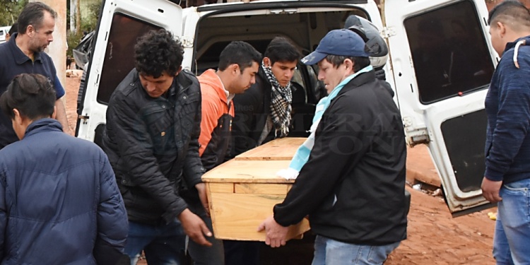 VELATORIO. Amigos y familiares de Daniel González lo despidieron en un comedor comunitario de San Lorenzo, zona sur de Posadas.