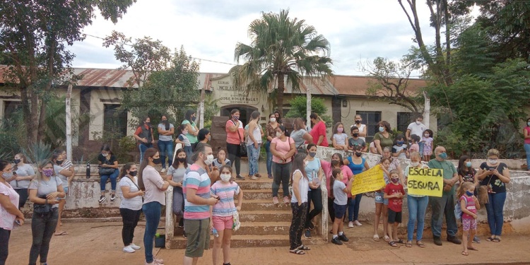 RECLAMO. De padres que exigen de forma urgente refacciones en la Escuela 48 porque sus chicos no iniciaron las clases.