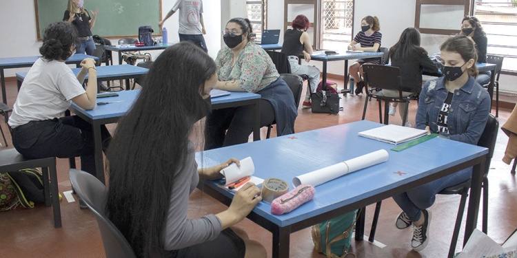 PROFESIONALES. Seis de cada diez graduados en el país son mujeres.