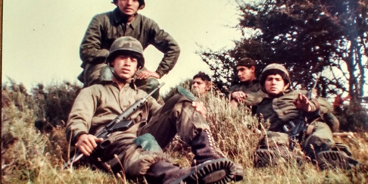 JUVENTUD Parte del BIM (Batallón Infantería de Marina) Nº5, admirado hasta por el enemigo por su desempeño en las Islas.