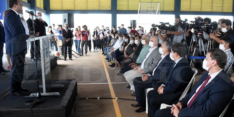 EN LA 960. El Gobernador dio inicio al ciclo lectivo e inauguró el edificio de esta escuela en Itaembé Guazú.