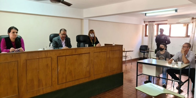 SENTENCIA. Momentos en que el Tribunal se apresta a dar su veredicto ante la atenta mirada del imputado y su abogado.