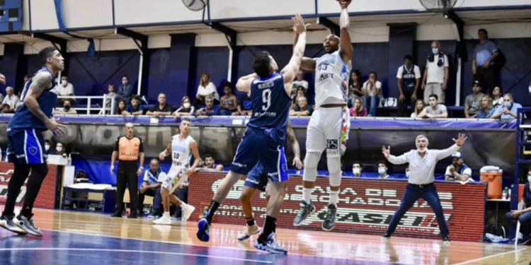 IMPARABLE. Melvin Johnson volvió a tener una noche destacada. Marcó 30 puntos ante el conjunto de Junín.