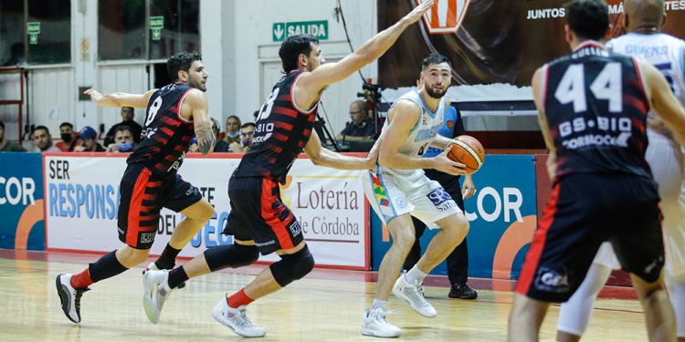 TIENE LA LLAVE. Martín Fernández, jugador de la Selección Argentina, en el duelo del lunes ante La Gloria. L.Gómez/Prensa Instituto