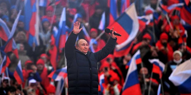 BAÑO DE MASAS. Putin en un evento en un estadio de fútbol de Moscú.