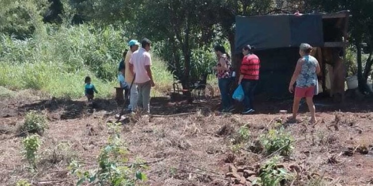 EN PRECARIO ESTADO. Los niños y mujeres se habían instalado en el barrio Elena 1 bajo un improvisado toldo. / Foto gentileza C.S