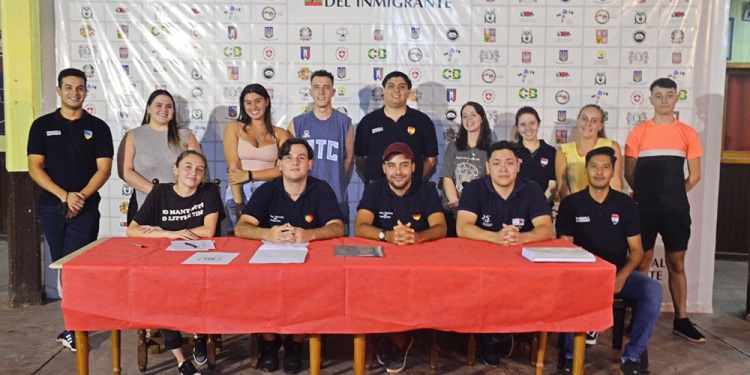 PRESENTE Y FUTURO. Los jóvenes ocupan un importante lugar dentro de la estructura de la Fiesta del Inmigrante.