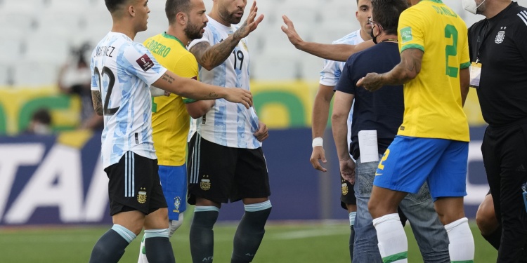 Brazil and Argentina's players talk as the soccer game is interrupted by health authorities during a qualifying soccer match for the FIFA World Cup Qatar 2022 at Neo Quimica Arena stadium in Sao Paulo, Brazil, Sunday, Sept.5, 2021. Federal police and health agency officers interrupted the South American classic shortly after it started in an operation that investigates the irregular entry of four players of Argentina into the country. (AP Photo/Andre Penner)