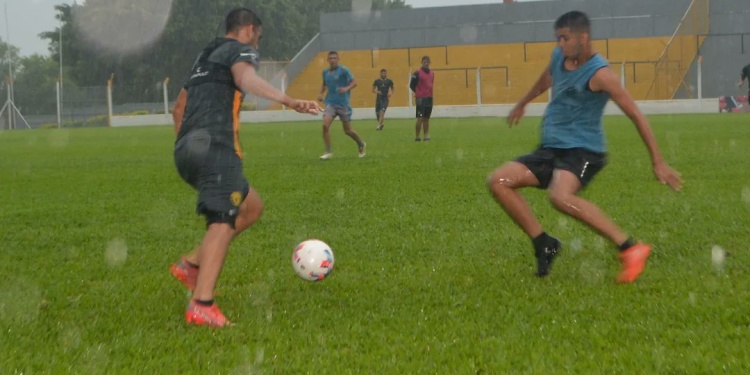 LLUVIA INTENSA. Los planteles del Federal y el local de Crucero del Norte jugaron ayer un amistoso mientras diluviaba
