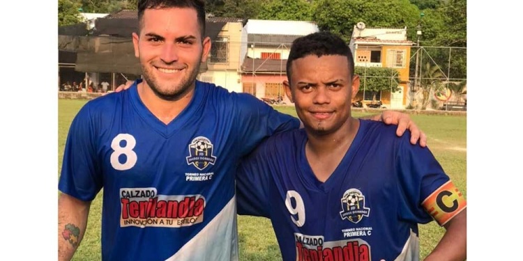 ASCENSO. El posadeño Zárate, junto a uno de sus nuevos compañeros en Colombia. La meta del club es dar el salto.