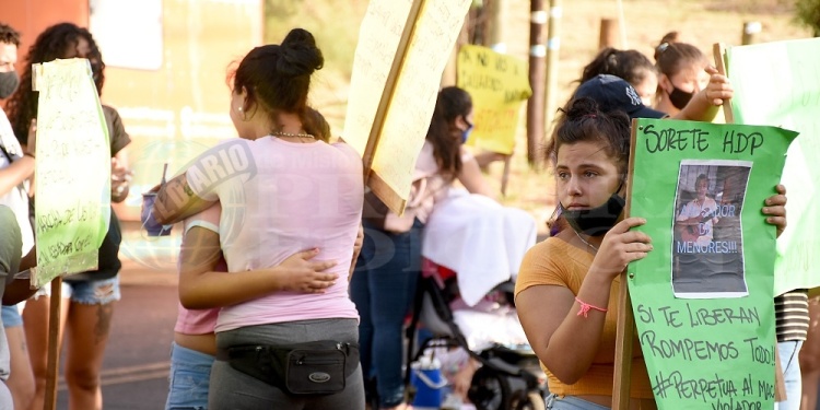 APOYO Y PERSPECTIVA. Una protesta de mujeres de varias edades frente a la comisaría Novena permitió visibilizar el caso y la gravedad consecuente.