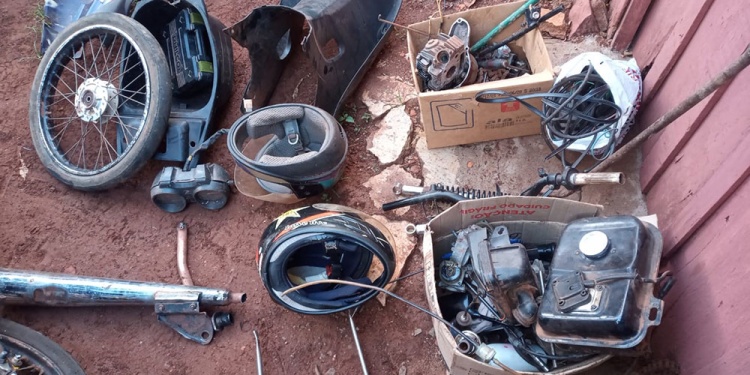 PRUEBAS. Ruedas, plásticos y tanques de combustible entre lo secuestrado.