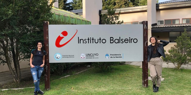 CRECER. Ambas profesionales buscarán implementar los conocimientos en el campo de la energía nuclear.