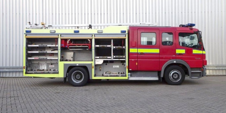 UN CHICHE. En el puerto de Zárate espera la nueva unidad comprada en Inglaterra por los bomberos de Andresito.