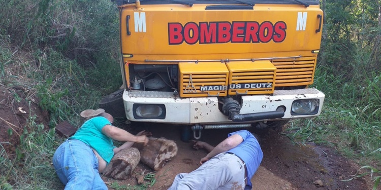 ARREGLAR COMO SE PUEDA. Lograron soldar la pieza del camión averiado, pero no saben cuánto puede aguantar ya que es bastante antiguo.