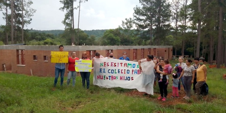 PADRES. Siguen esperando que terminen el edificio del BOP 114.