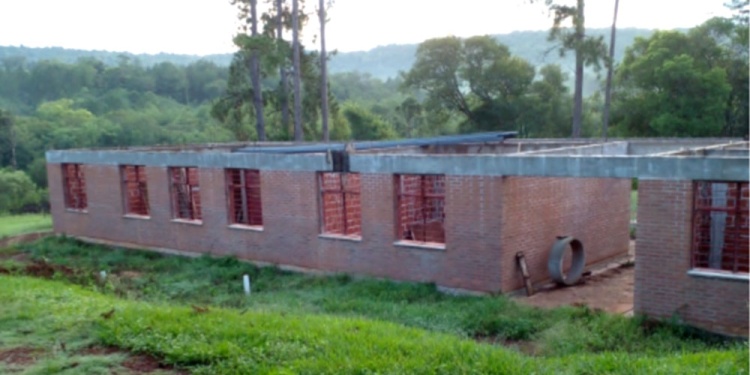 ABANDONO. La obra está congelada hace más de dos años y las ventanas se están oxidando según los padres.