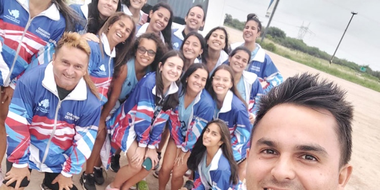 LISTAS. Cardozo, entrenador del equipo, y el plantel, ayer, unos kilómetros antes de La Rioja. Debutan hoy.