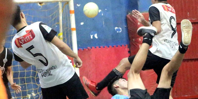 AL ÁNGULO. López ya ejecutó la chilena. La pelota morirá en la red de Atlético. Gentileza Sólo Futsal