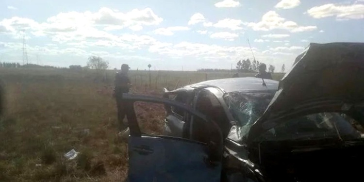 PERICIAS. En este vehículo viajaban las tres víctimas, una de las cuales murió.