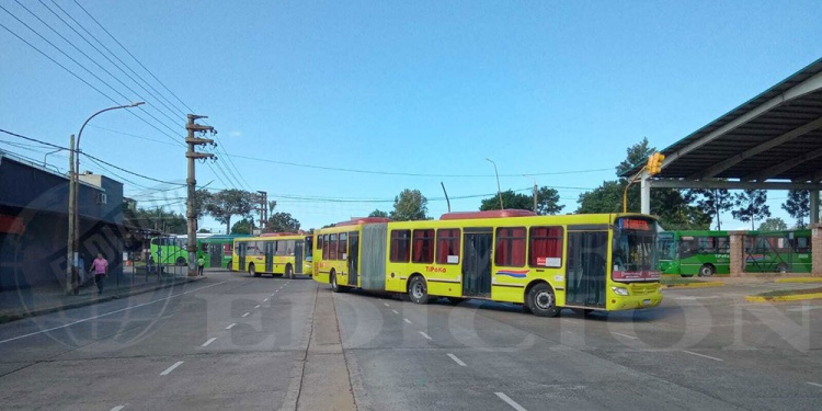 ENOJO. En la cara de conductores y peatones, los colectivos de las empresas del Grupo Z ingresan con maniobra prohibida para el resto.