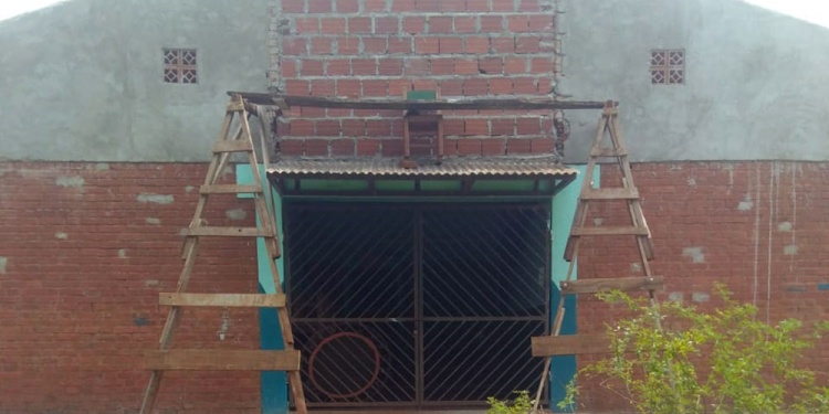 PELIGRO. Los vecinos aseguran que el revoque se desprende y caen pedazos sobre los alumnos que concurren.