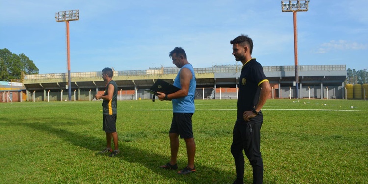 REPASANDO CONCEPTOS. El entrenador Miguel Salinas (en el medio) junto a Armando Recio y el profe Jonatan Dehollain (izquierda). Prensa Crucero